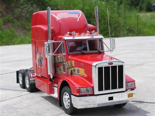 Peterbilt 377 A E Die Aufbringung der seitlichen Decals gestaltete sich 