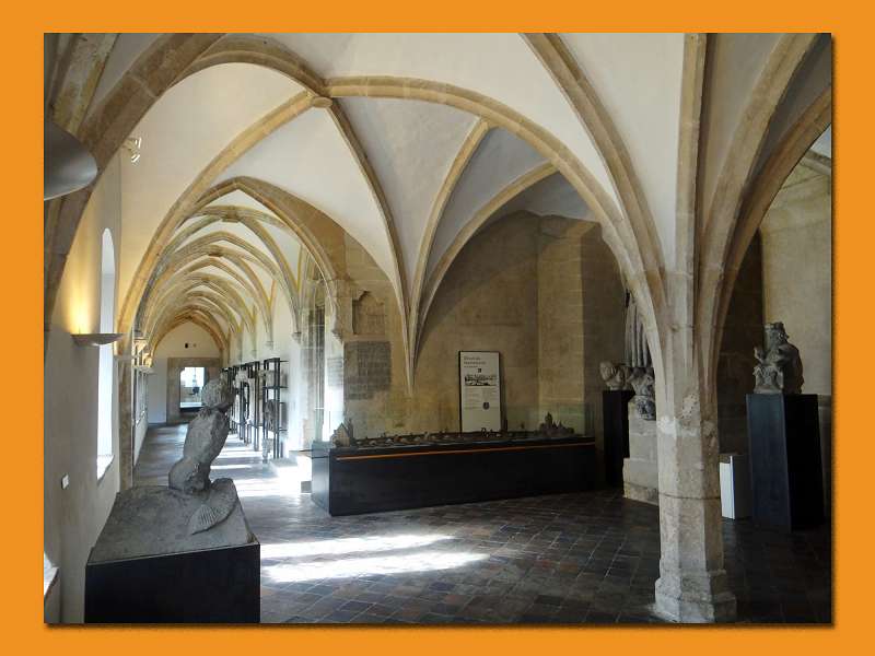 Teile der Ausstellung befinden sich in schönen mittelalterlichen Gewölben.