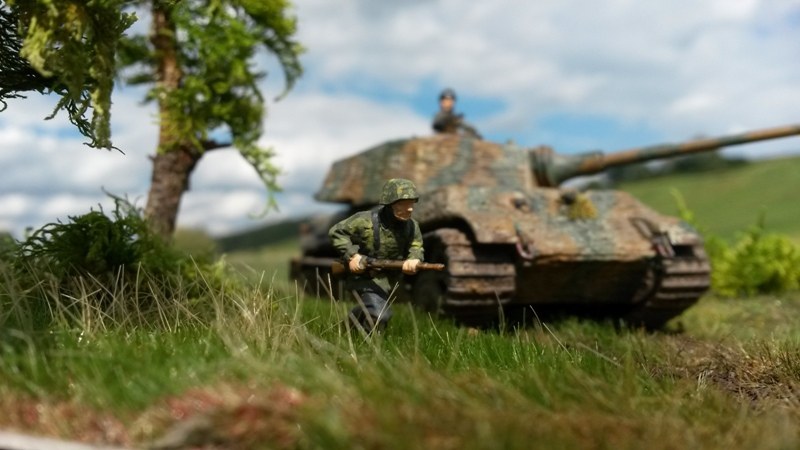 Gut getarnt - Die deutschen Soldaten sind im hohen Gras fast nicht zu sehen.