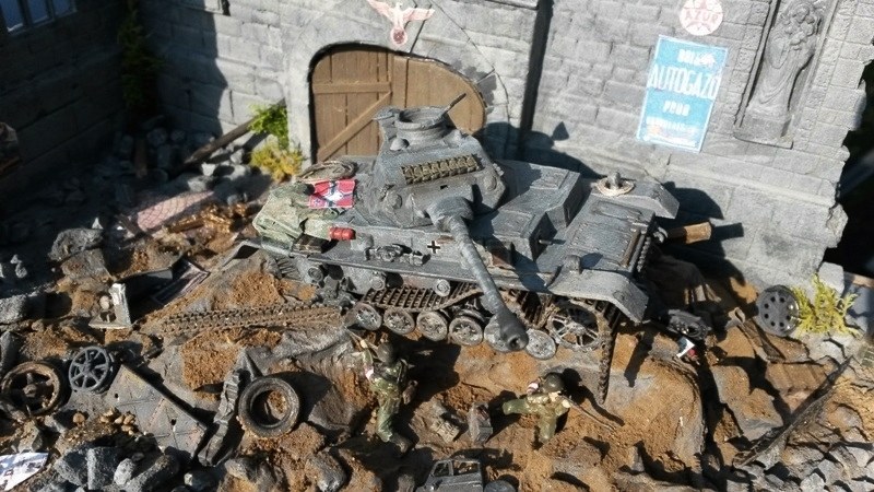Ein von einer Sprengfalle zerstörter Panzer IV