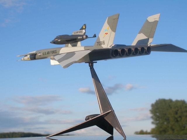 B-70 Valkyrie mit Raketen-Flugzeug 