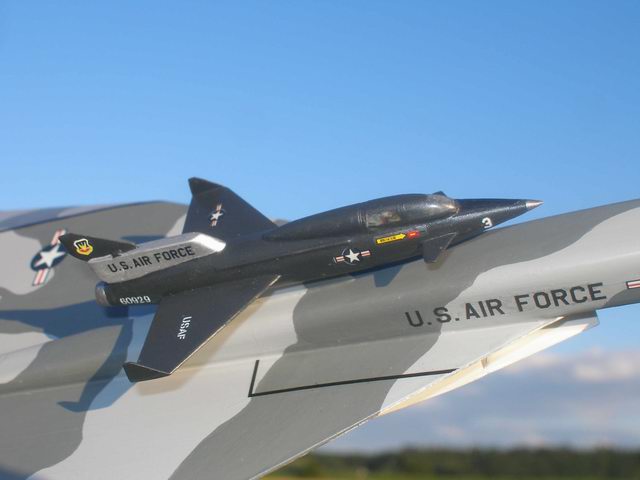 B-70 Valkyrie mit Raketen-Flugzeug 