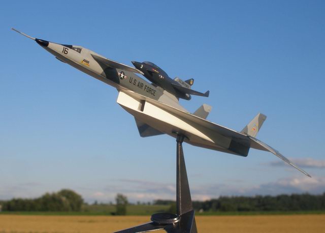 B-70 Valkyrie mit Raketen-Flugzeug 
