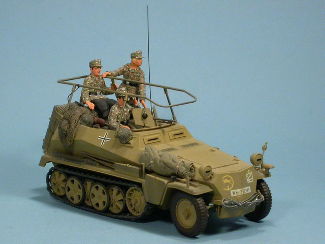 Sd.Kfz. 250/3 plus Besatzung von rechts vorn gesehen