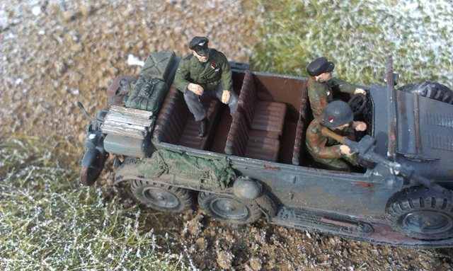 Blick auf den MG 42-Schütze, den Fahrer und den Kommandeur