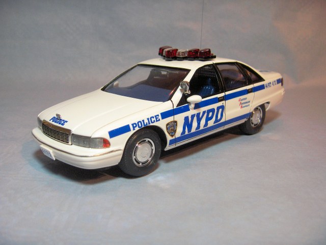 Dieses Modell ist ein 1991 Chevy Caprice Police Car im Ma stab 125