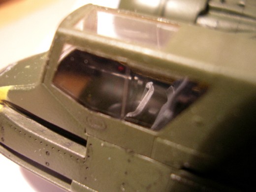 Blick ins enge Cockpit. Das Panzerglas der Frontscheibe war im Original �brigens 75mm dick.