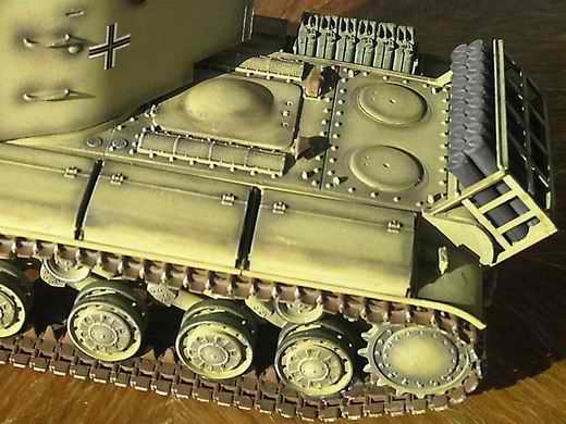 Hier nochmal die zus�tzliche Munitions- u. Kanisterhalterung