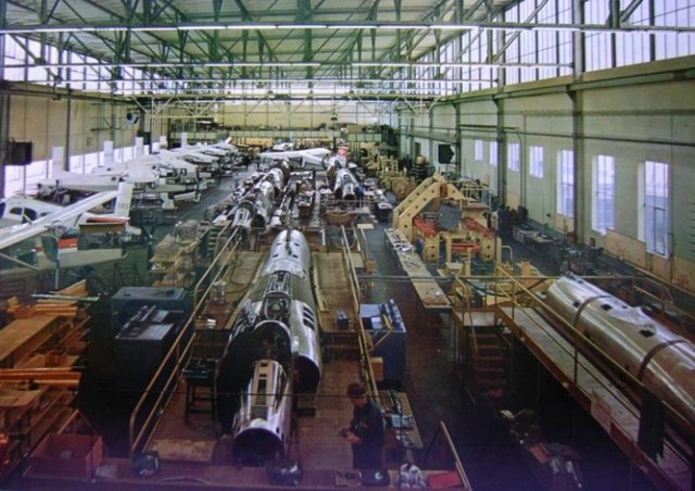 Montagehalle der Pilatus Flugzeugwerke ca. 1966/67 