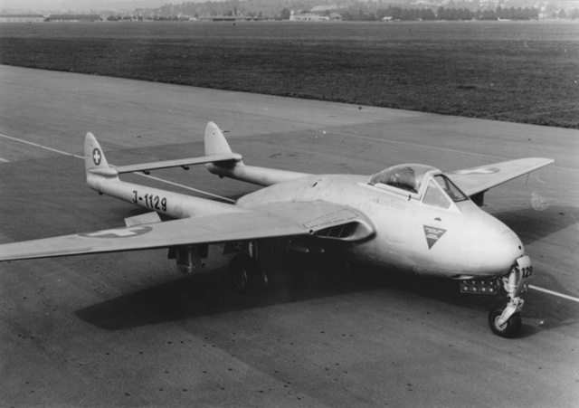 Die J-1129 mit Martin Baker Schleudersitz und neuem Kabinendach in D�bendorf