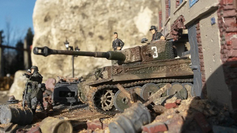 Die Panzerbesatzung diskutiert mit den Bodentruppen über den besten Weg, die alliierten Sherman Panzer abzufangen.