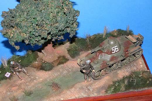 Die Figuren wurden auf das Diorama geklebt, der Panzer wurde verschraubt.