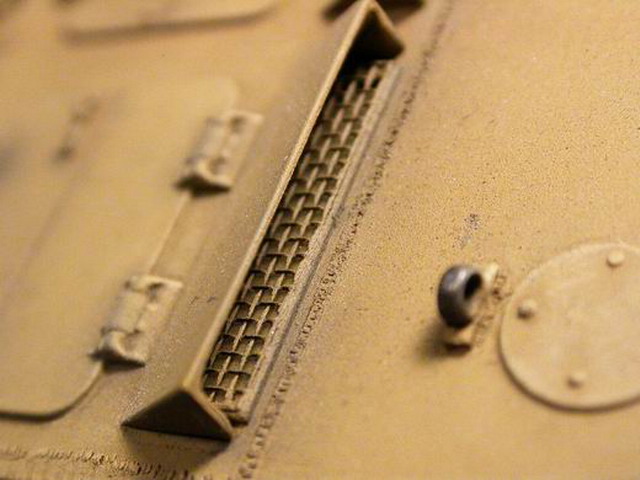 Detail der Motorraumbel�ftung... hier kamen Messinggitter aus Meterware zum Einsatz