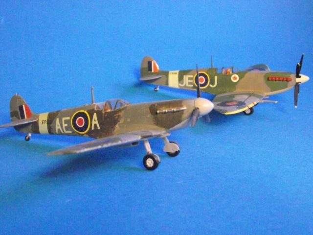 Eines meiner ersten Modelle neben meinem neusten Spitfire-Modell.