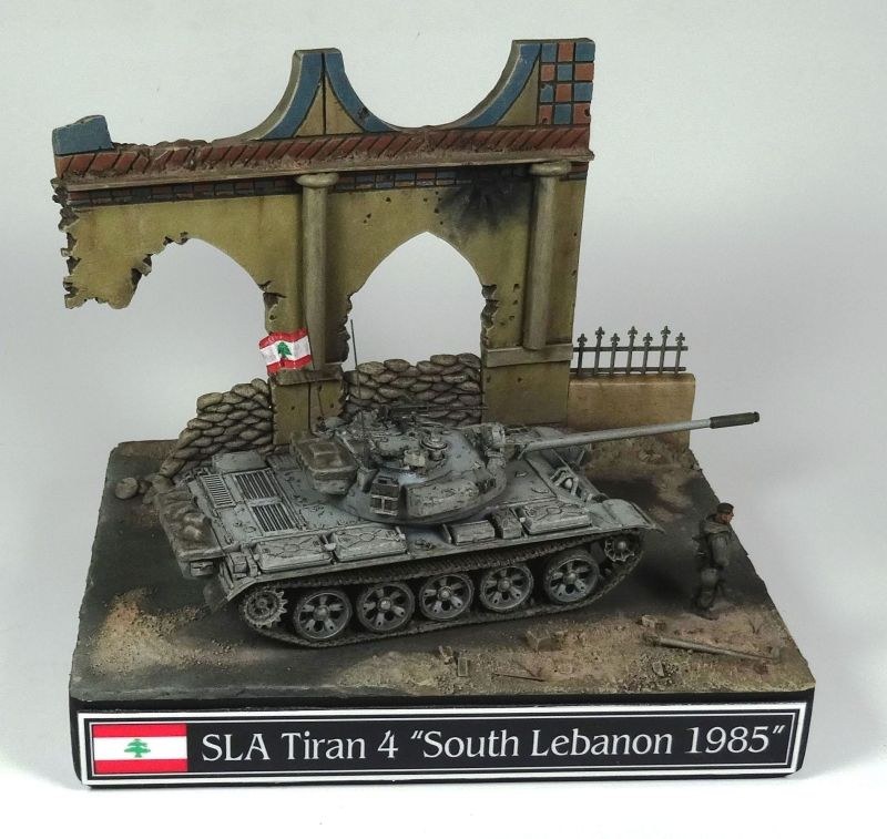 Der SLA Tiran 4 in einem teilweise zerstörten Straßenabschnitt im Süd-Libanon...