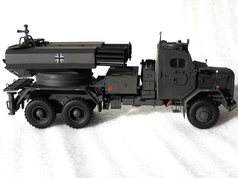 Leichtes Artillerieraketensystem 110 mm SF LARS 1