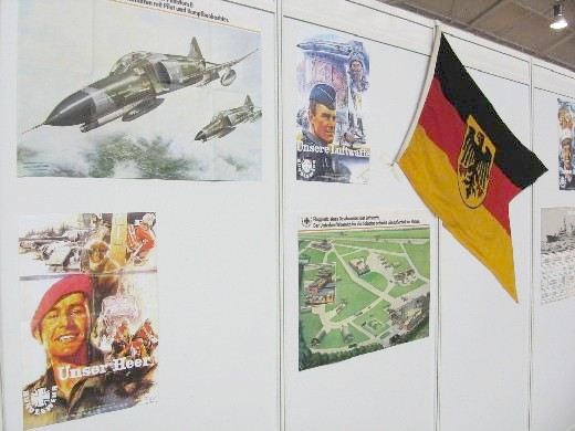 Die SIM rundete das Thema &quot;50 Jahre Bundeswehr&quot; durch eine entsprechende Standdekoration ab.