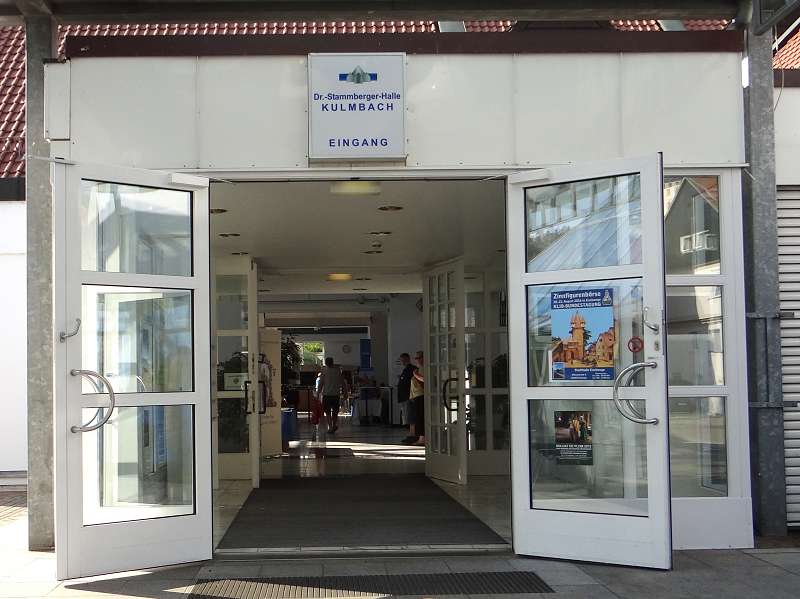 Der Eingang zur Ausstellung in der Dr. Stammberger-Halle gleich gegenüber vom Festzelt