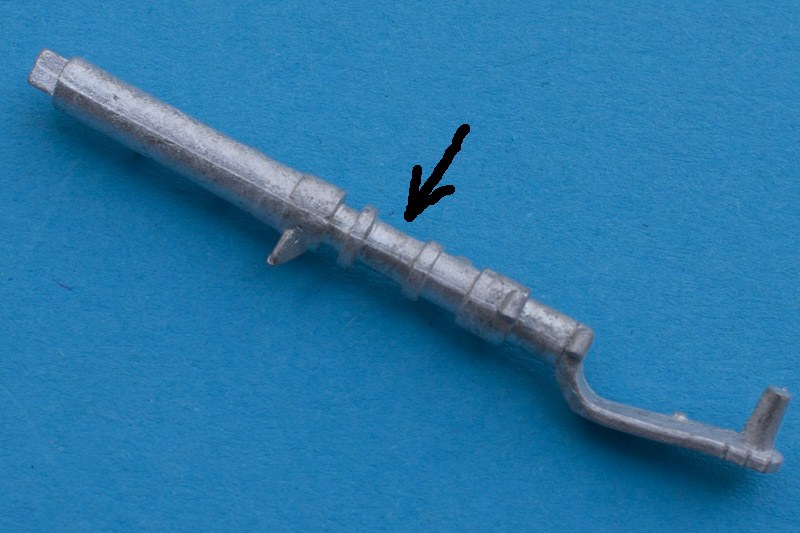 Das mittlere der drei abgesetzten Segmente (Pfeil) ist im Bausaz 3mm länger.