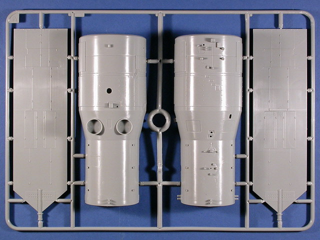 Spritzling A - die beiden Rumpfteile der Raumstation sowie die Flächen mit den Solarzellen