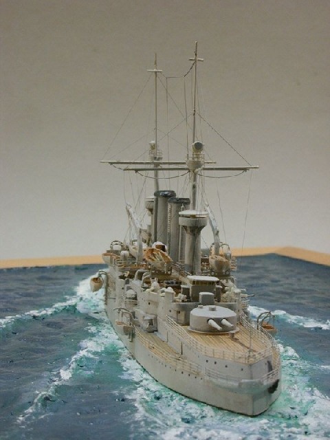 SMS Zähringen auf frei modellierter, bemalter Gipsbasis