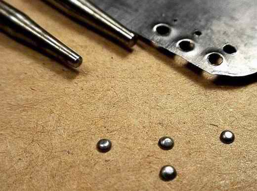 Niet- und Schraubenk�pfe aus Metallfolie
