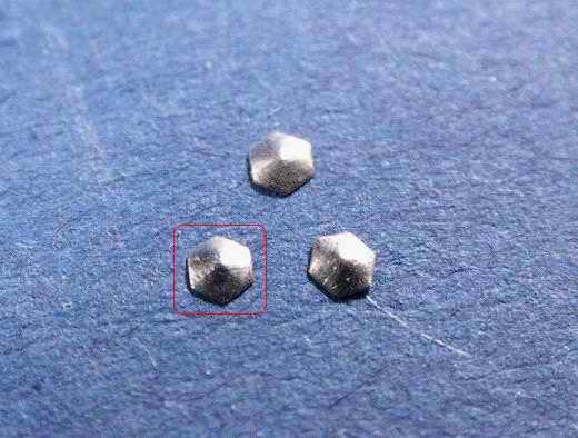Niet- und Schraubenk�pfe aus Metallfolie