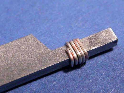 Draht �ber ein entsprechend geformtes St�ck Metall gewickelt...