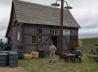 Das Gebäude im Hintergrund ist der Bausatz Village Blacksmith - Dorfschmiede in 1:72 von Fredericus Rex