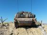 Blick auf die breiten Ketten des Abrams, die den Panzer bis zu 67 km/h schnell durch die Wüste schieben.