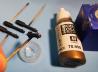 Bei den dem Bausatz beiliegenden Hellfire-Raketen schnitt ich die Nase ab und deutete mit schwarzem Stiftlack und Tupfern von Acryl-Bronze und -Silber die unter der Glaskuppel liegenden Sensoren an