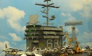 : Flugdeck der USS Nimitz mit Insel und Radarmast