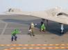 Northrop Grumman X-47B UCAS mit Operateur und Flugzeugwarten (green flight deck jersey)