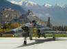 F-5E Tiger II in Sion mit Tourbillon (Schloßruine) und Valeria (Burg und Kirche)