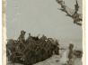 Auch einer der aufgesessenen Soldaten versucht mit seinem Fernglas die Stellungen der Feinde auszumachen