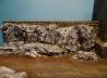 Felsen aus Gips mit Stadtmauer aus Polystyrol