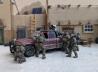 Neben dem Ranger-Sergeant, der seinen Männern Befehle gibt, ist auch sehr gut der Toyota Tacoma mit verlängertem Führerhaus und gut gefüllter Pritsche zu erkennen