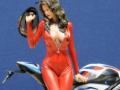 Motorradfahrerin angelehnt an Motorrad (1:9 Models4everyone)
