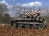 Der russische Panzer durchquert eine Graslandschaft in der russischen Tundra