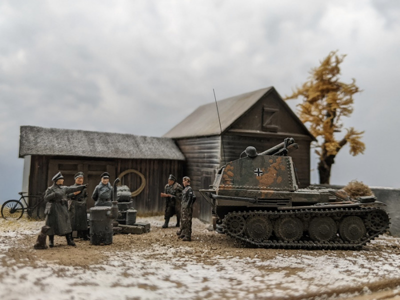 Die typische russische Hütte wurde mit Strukturpapier von Noch und Artikeln aus der Restekiste in Eigenregie gebaut