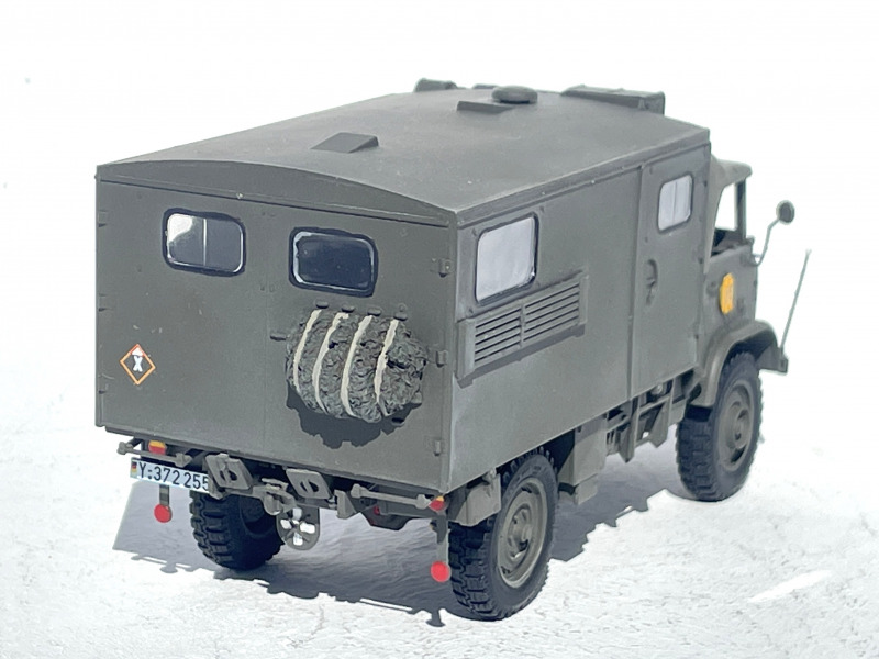 Unimog S404 mit Universalkoffer (alte Bauart)