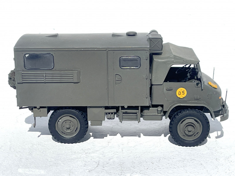 Unimog S404 mit Universalkoffer (alte Bauart)