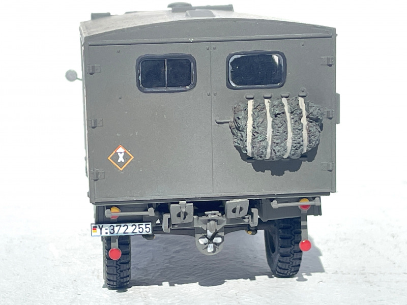 Unimog S404 mit Universalkoffer (alte Bauart)