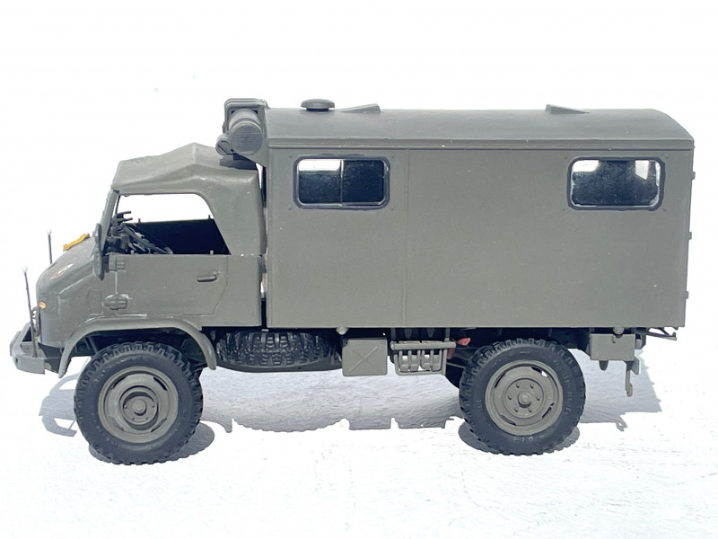 Unimog S404 mit Universalkoffer (alte Bauart)