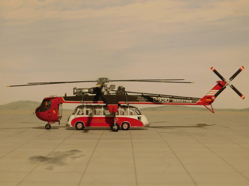 Sikorsky S-64 Skycrane transportiert einen KÄSSBOHRER Setra S8 Reisebus