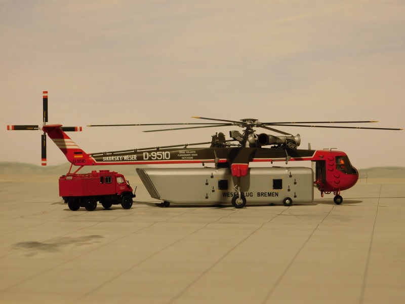 VLF Unimog S 404 schiebt den  Transportcontainer der Weserflug Bremen unter die Sikorsky S-64 Skycrane