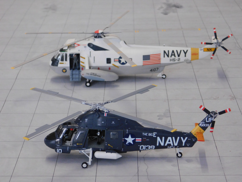 Größenvergleich eines Kaman UH-2B Seasprite HC-1 mit seinem Nachfolger Sikorsky SH-3D Seaking HS-2