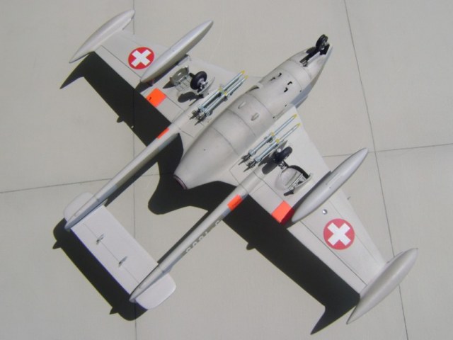 Unterseite mit acht 8cm Raketenwerfer und Flügeluntertank