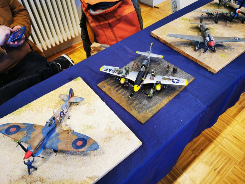 Spitfire (links) und Mustang mit Warhawk und Typhoon (rechts)