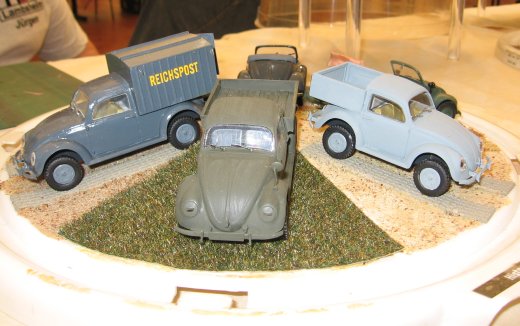 Rechts im Bild ein VW umgebaut zur werksinternen Zugmaschine - der SMART läßt grüßen